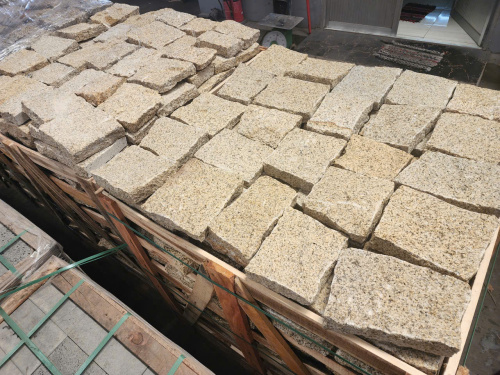 Đá rối vàng granite chẻ tay 5cm.